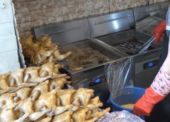 秘制|大姐摆摊卖“秘制”炸鸡，15元一只，顾客不断，邻摊少吃为妙