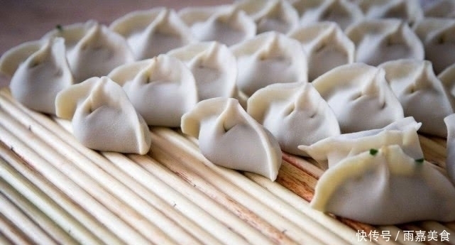 猪肉|拌猪肉饺子馅时,加水万万不可,省掉这一步,饺子馅更鲜更嫩