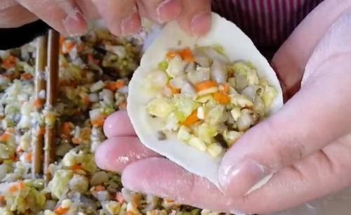 饺子|包饺子别放肉和鸡蛋了,用它做馅料,比肉饺子还香,营养还补钙