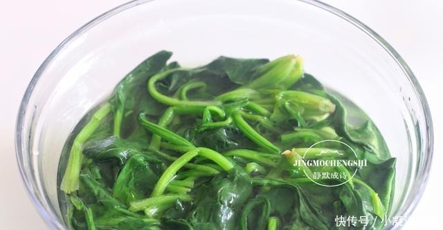  吃法|我家最爱的菠菜吃法，不炒也不拌，又香又软，一次一斤不够吃