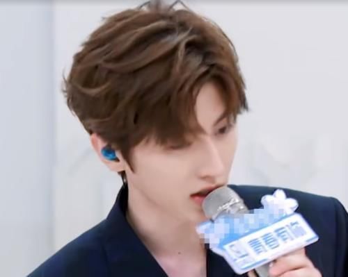  登场|《青你2》预告蔡PD初次登场，有谁留意到他穿搭帅到心动