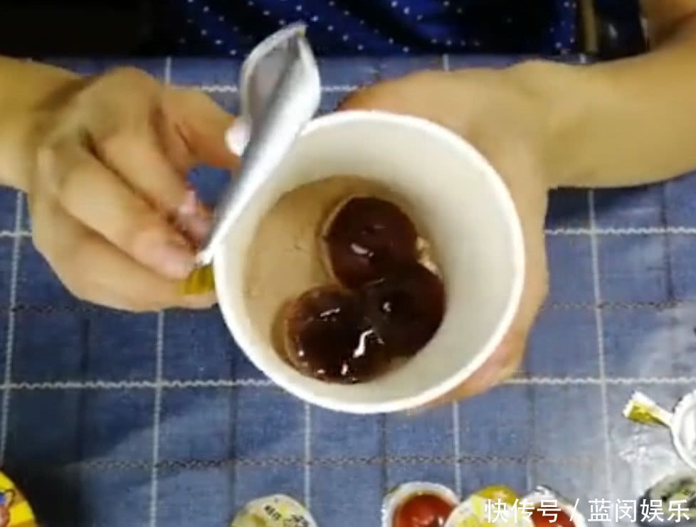 终于|小伙试吃怀旧零食“摇滚冻”,终于知道为什么一次只能摇一颗了