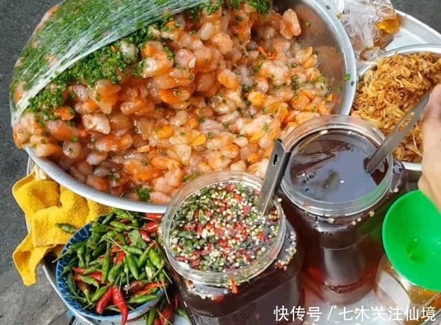 剩空盆|大婶摆个铁盆卖“它”,一斤150,路人看见就买,来晚就只剩空盆