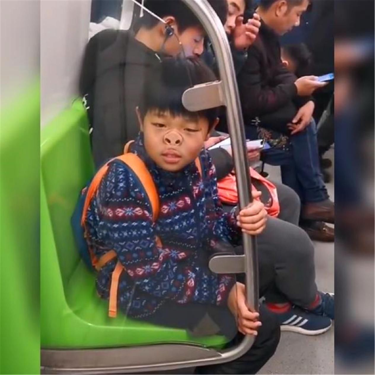 幽默|地铁上，小男孩面贴玻璃扮“猪八戒”，妈妈配乐录视频逗乐网友