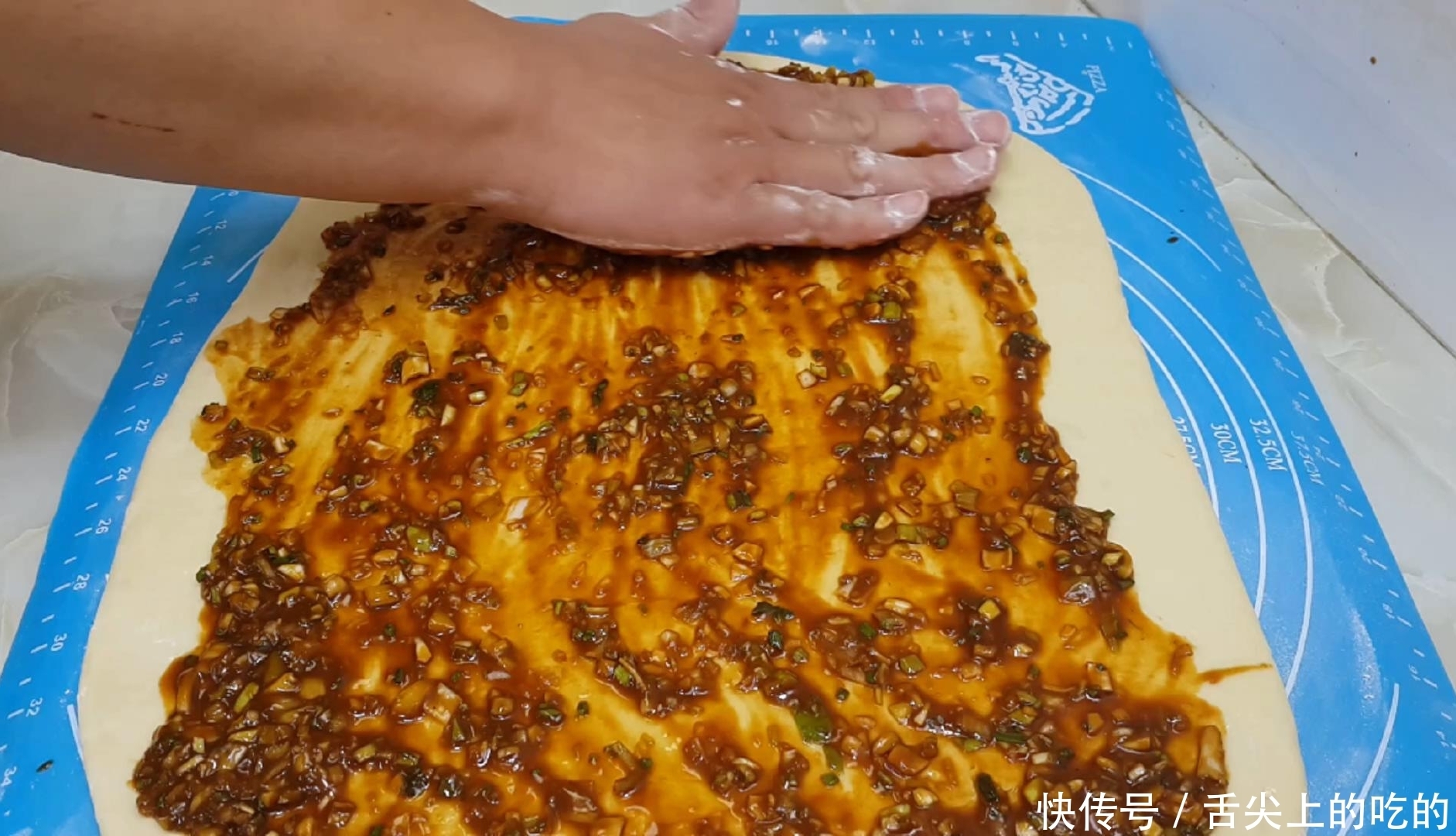 念念不忘|烧饼别买着吃了,加几勺酱料,外皮焦脆又多层,吃过就念念不忘