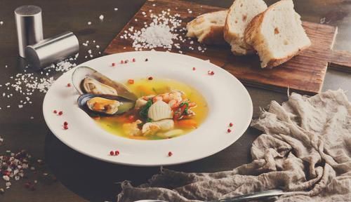 食物|从来不用盘子的餐厅,食物直接倒在桌上,顾客却吃得津津有味