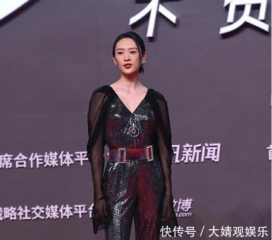  稳赢|童谣爆红又成红毯黑马！薄纱深V亮片装气场全开，小贵妇稳赢杨幂