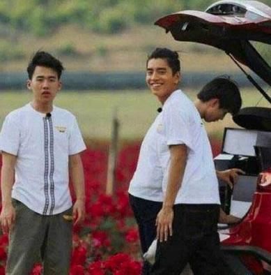 谢可寅|明星“错位图”有多搞笑谢可寅蔡徐坤接吻没啥,看到何老师笑出腹肌