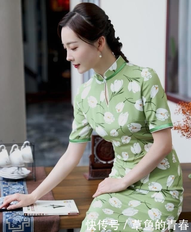 女人味|今年流行穿“旗袍”,初秋穿这件,低调彰显优雅知性的女人味