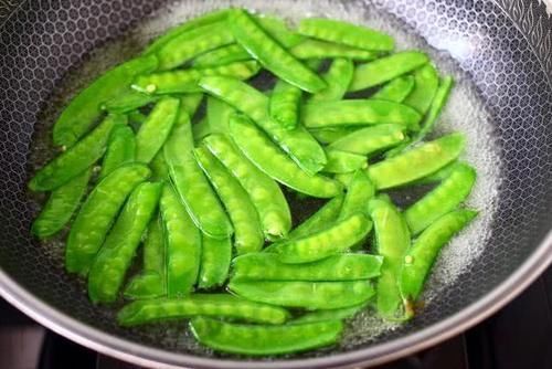  干净|天气渐热来道凉拌菜，芥末酱拌荷兰豆虾仁，营养超丰富