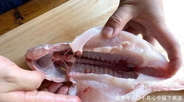 大厨|蒸鱼怎样不腥还嫩滑?放盐时机有争议,大厨分享的做法,真好用