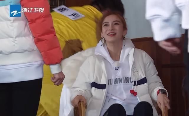 救场|Baby在跑男脱鞋,却因女嘉宾一句话尴尬,救场方式堪称教科书