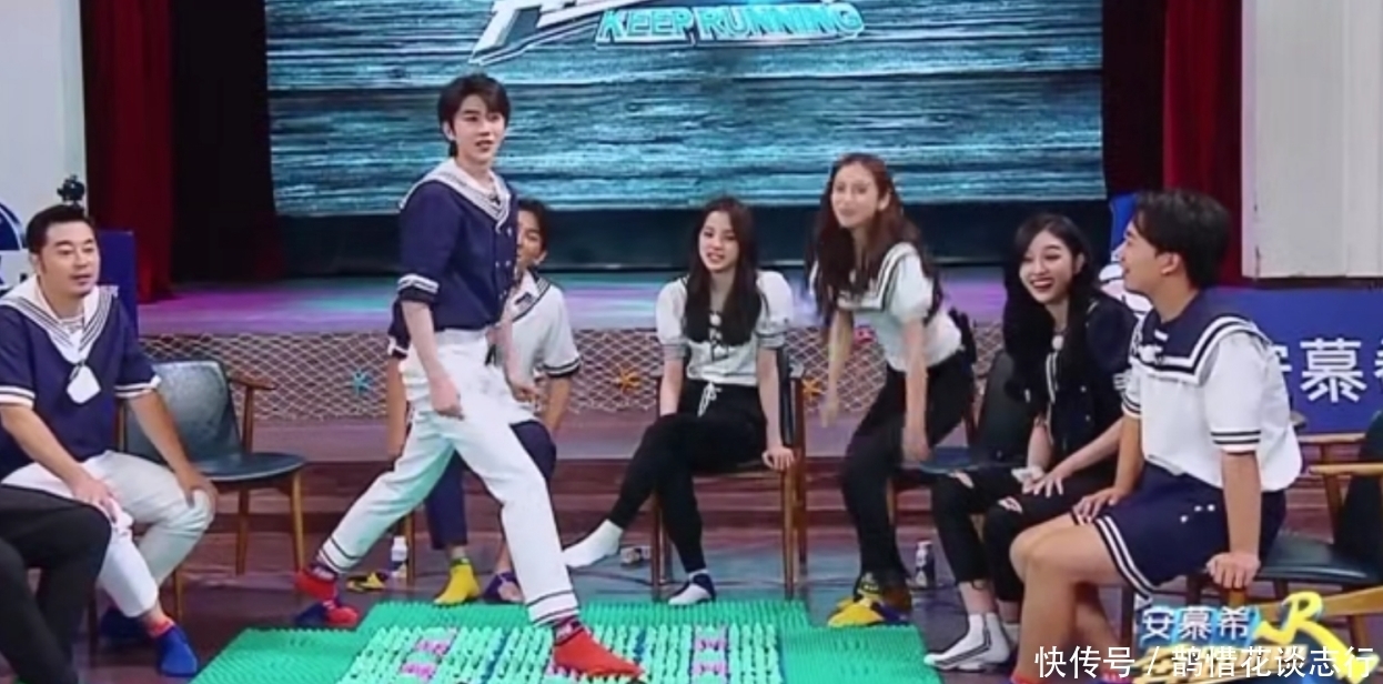 推倒|蔡徐坤猜歌名玩嗨,一把推倒大黑牛力气惊人,网友:柔弱只是表象