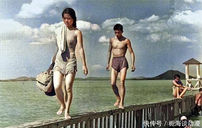 穿衣|1959年珍贵彩色老照片,生活安逸祥和,图3游泳女孩穿衣很前卫