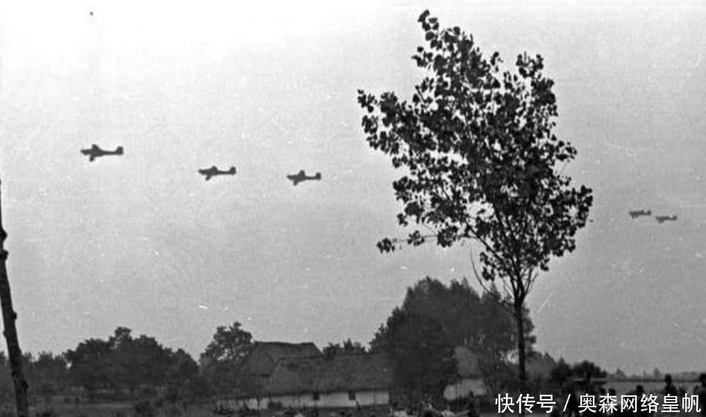 骄傲|老照片：德军攻占波兰，希特勒飞往华沙举行大阅兵，一脸骄傲！