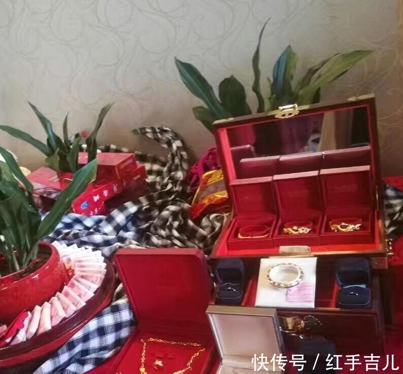 看不到|土豪结婚究竟有多土, 婚礼现场除了钱看不到别的, 真俗!