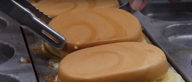 分量|大姐街头卖“煎蛋糕”小吃,分量足味道好,6块就能管饱