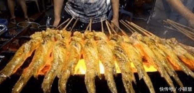 供不应求|网红夫妻卖“长条状”小吃,12元一根供不应求,邻摊:笨蛋才吃!