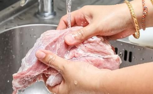 白洗|用清水洗猪肉等于白洗,老厨师教你这样做,脏东西自己跑出来