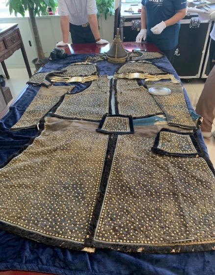 鉴真|“康熙战袍”“郑板桥《竹石图》”鉴真假，法院用上电子封条