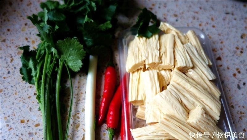 简单|夏季最爱的凉拌腐竹,做法简单,爽口开胃,美味下饭,健脑又瘦身