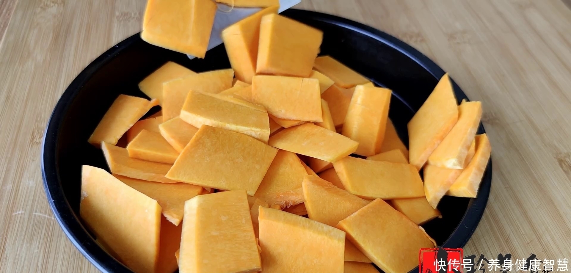 无水|南瓜饼又出新做法了,无水无油,软糯香甜又劲道,全家人都爱吃