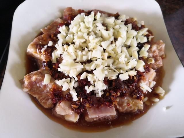 错水|排骨焯水后为什么又腥又柴看了大厨老爸的做法,原来是用错水了