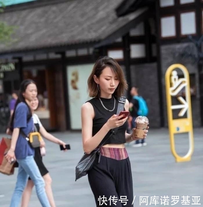 靓丽|迷人靓丽的美女街拍:简约不简单的美女,吸引无数目光