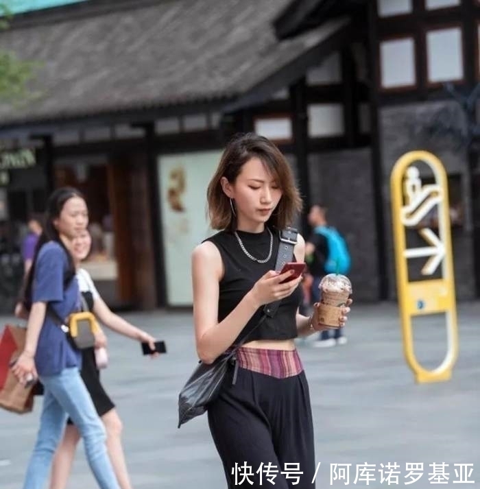  靓丽|迷人靓丽的美女街拍：简约不简单的美女，吸引无数目光