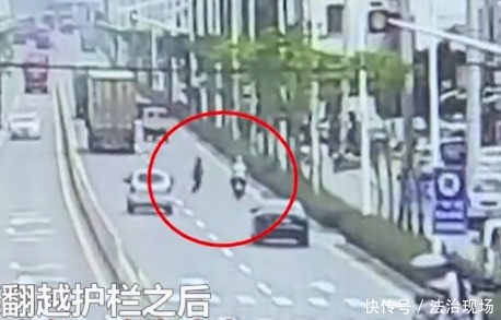  马路|行人为图省事翻护栏，与摩托相撞致骑车人当场死亡，10米外就是路