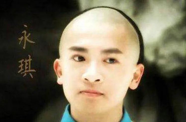 乾隆|乾隆两次过继皇子,为什么特意越过五阿哥,选了四阿哥和六阿哥?