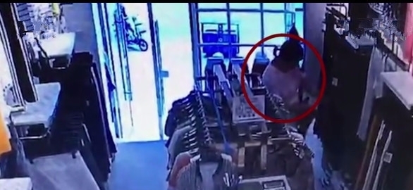 大妈|女子商店里偷裤子，第二天回去换“太小了”，下一幕令人好笑
