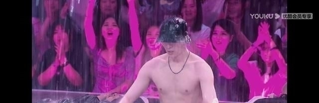 王嘉尔战|王一博“湿身”跳舞连赢两局,张艺兴“撕衣”跳舞只赢一局