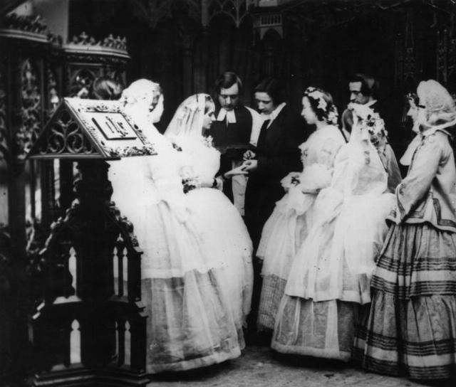 婚纱|百年婚纱秘史原来以前的新娘还不止会穿白婚纱