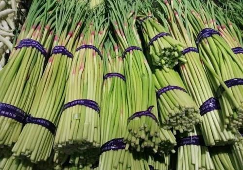 新鲜|买蒜苔时,挑粗的还是细的好老菜农说漏了嘴,以后别乱买了