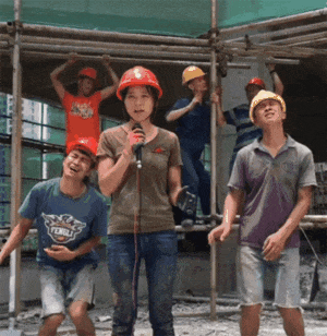 GIF|搞笑GIF:在外面抓了一只鸡,你们看是红烧好,还是清炖呢!