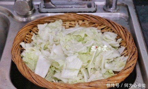 技巧|醋熘白菜，不是醋炒白菜那么简单，要想好吃还香，这些技巧要懂得