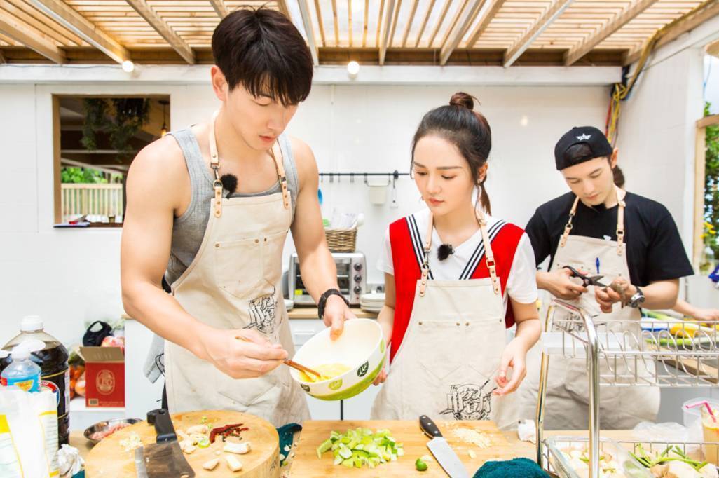  明星阵容|《中餐厅4》国内录制，路透图看到两位老成员，却不是杨紫王俊凯