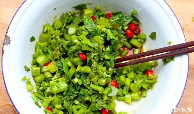 刮油|春季这菜最鲜嫩,开水烫一烫,盆里焖一焖,上桌香辣下饭还刮油