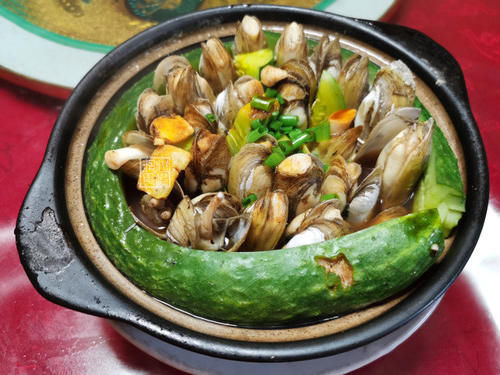  上桌|一家人下馆子，5菜1汤花了300元，第三道菜一上桌就发现菜点多了
