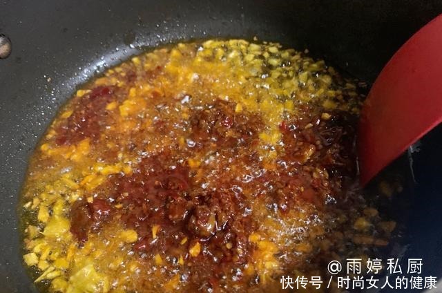 简单|犯懒就做这一锅,简单、省心,却开胃下饭!10多分钟就可端上桌