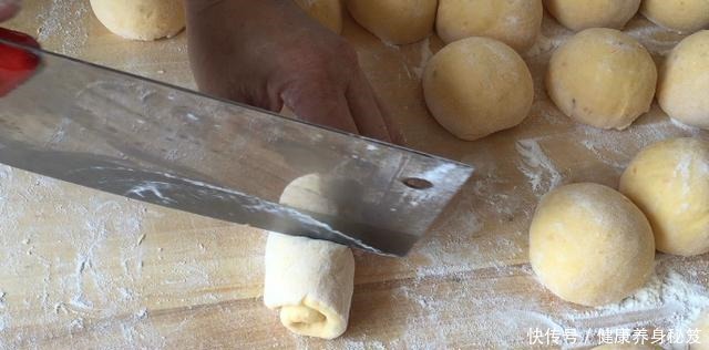 红薯|秋冬多吃红薯,不用烤箱不用电饭煲,面点师教我做红薯拉丝小面包