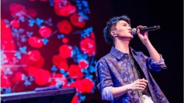  请动|《好声音》三次才请动他，却被那英早早淘汰，如今拿奖不断