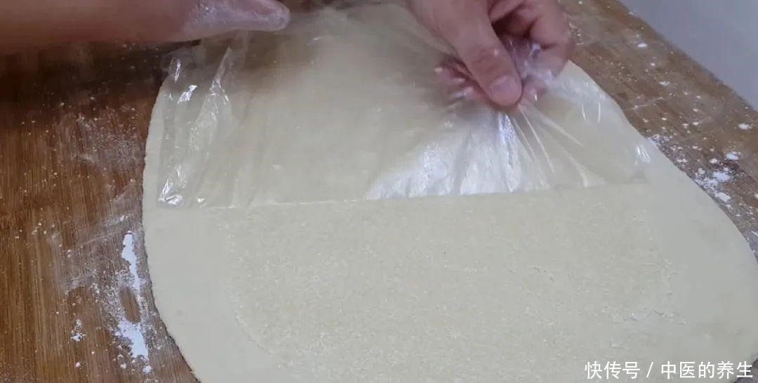 松软|烧饼这做法才简单,加2个鸡蛋,个个松软香甜,比鸡蛋饼面包好吃