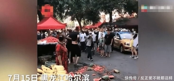 大爷|老人因买东西被人嫌弃没钱，花100元街头砸西瓜撒气，网友：大爷还是那个大爷