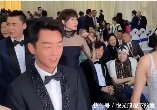  合照|众星合照郑恺站错位，发现自己“咖位”不够，满脸通红往后退