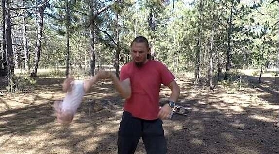 手脚|男子抓着4个月大的亲生女儿的手脚在空中甩，不顾婴儿尖叫