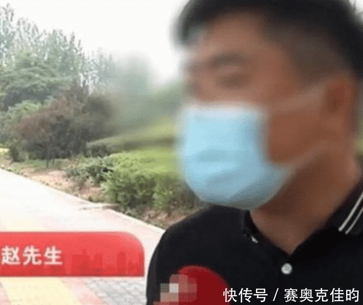  油枪|男子开车加油感觉“不对劲”，冒险拔出油枪一看，气炸了