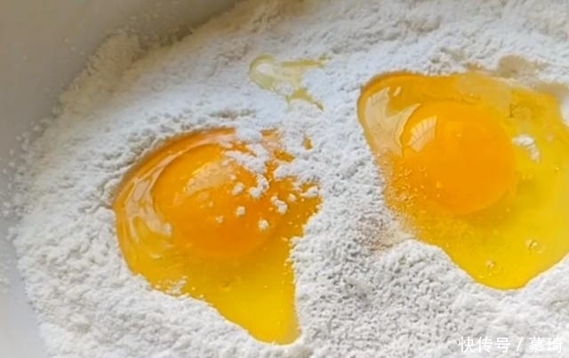 苹果|我家绿豆从不熬粥,加1个苹果,简单几步,上桌4碗不够吃,真解馋