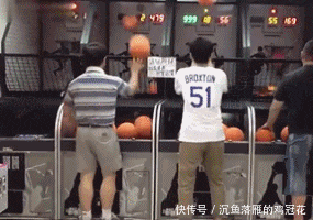 搞笑|GIF搞笑趣图: 大妈这舞还是别跳了, 后面的小哥已经生无可恋了